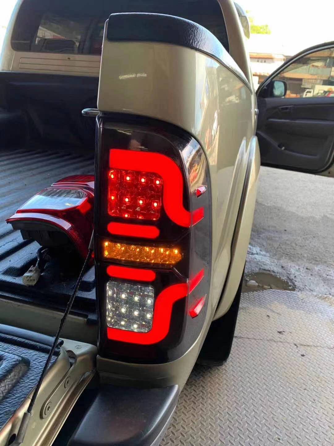 Toyota Hilux Vigo / Vigo Champ 12-15 / Pełna lampa tylna LED z listwą świetlną 