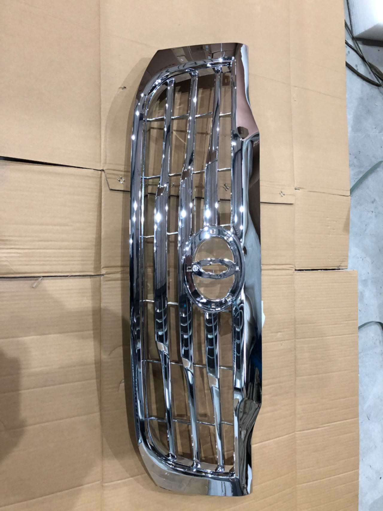 Chromowana osłona chłodnicy Toyota Hilux Vigo 2012 OEM 