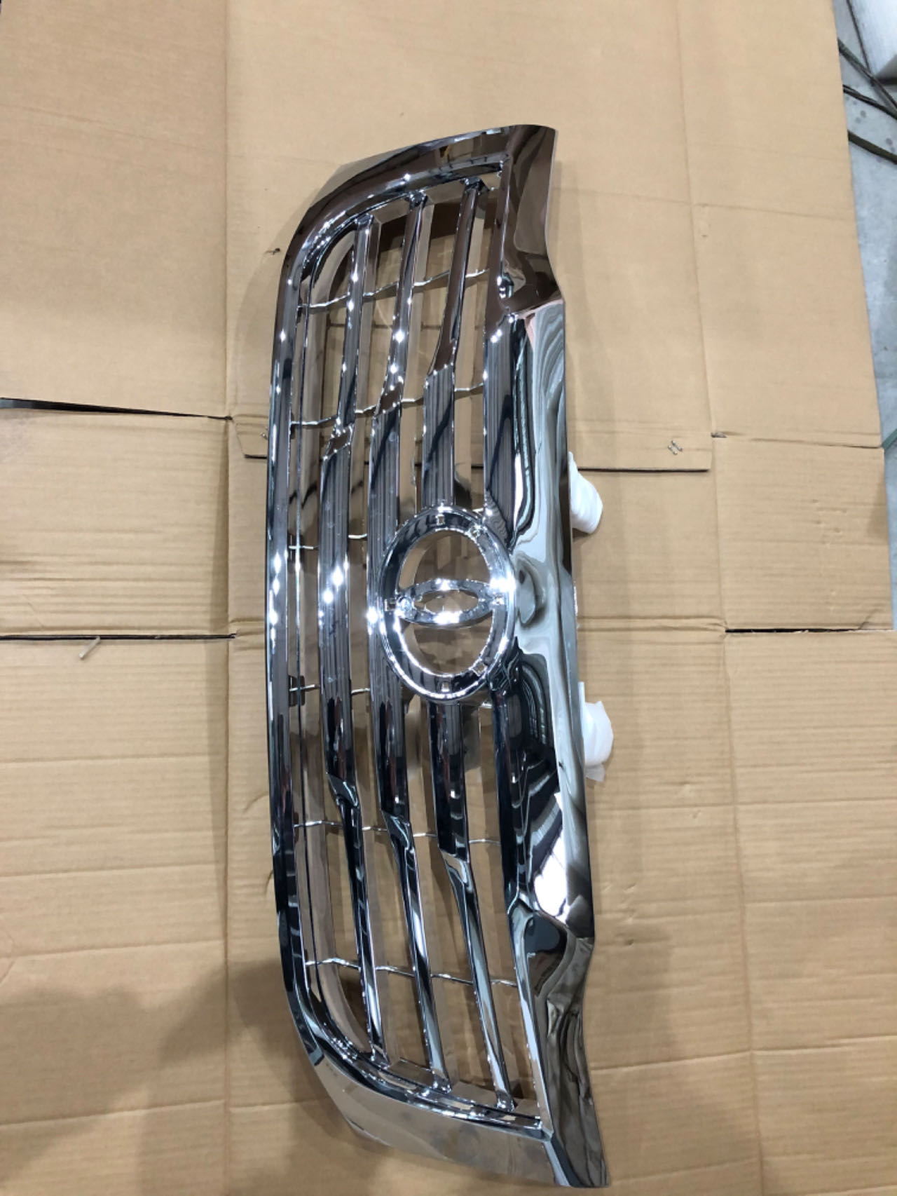 Chromowana osłona chłodnicy Toyota Hilux Vigo 2012 OEM 