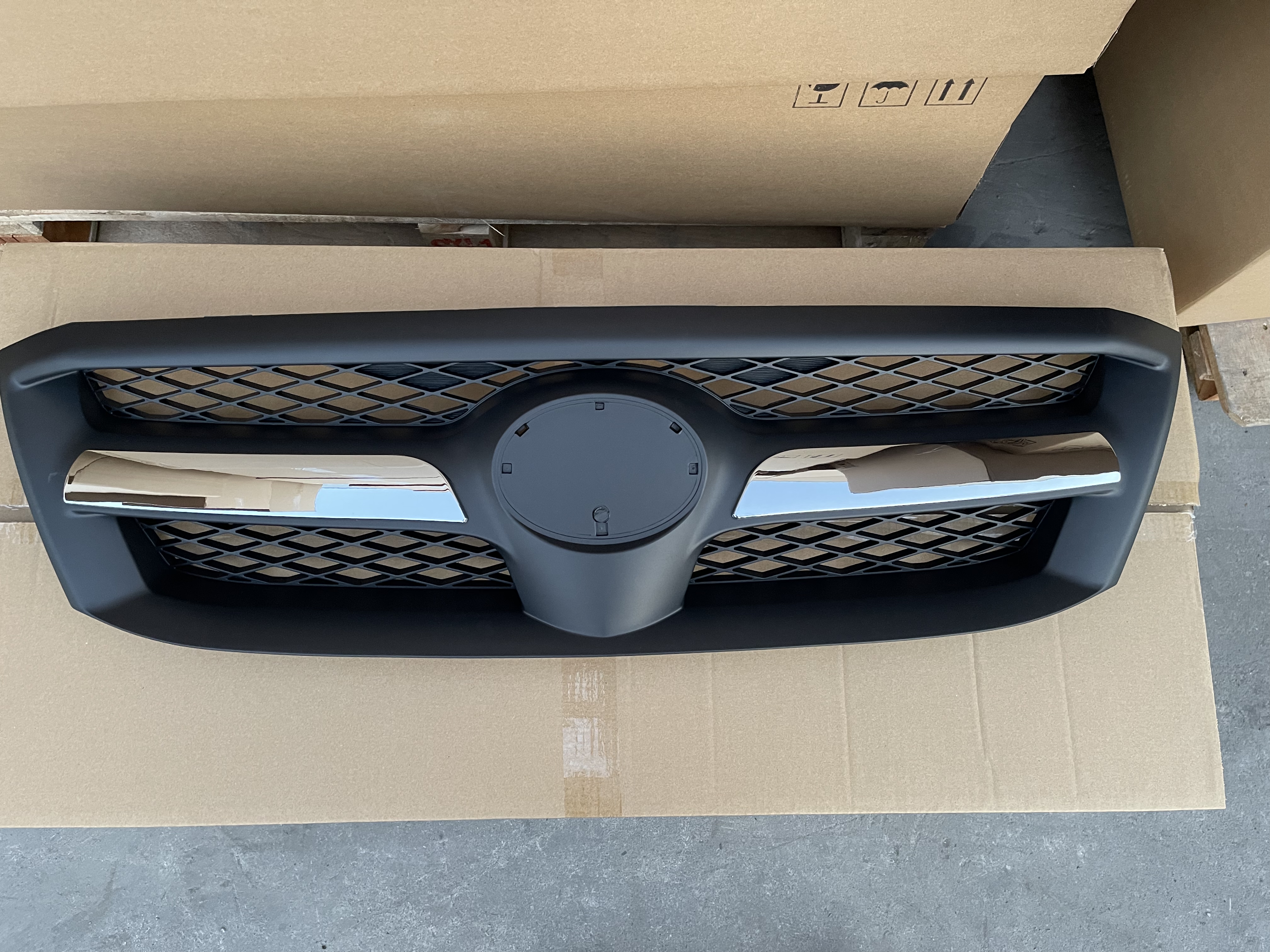 Toyota Hilux Vigo 2005 OEM -iluvõre 